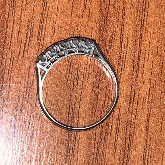 Platinum Ring with Diamonds - Picture 5 of 9